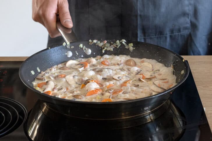 Gemüse mit Sahne in der Pfanne