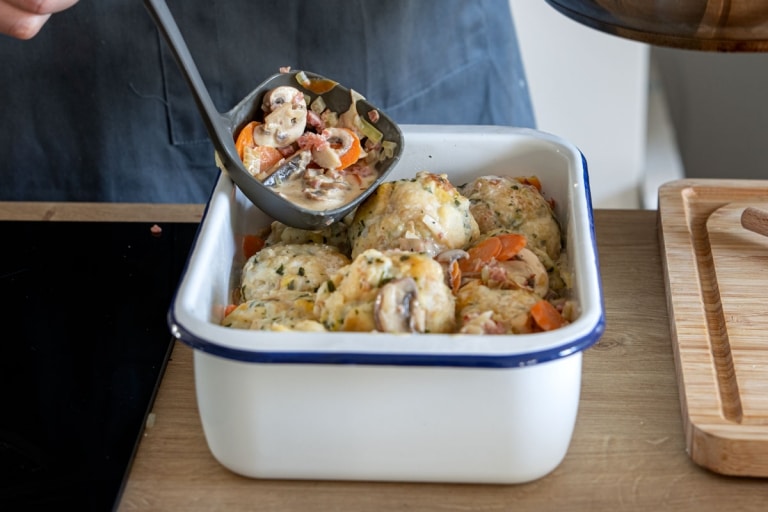 Knödelauflauf mit Champignons und Schinken