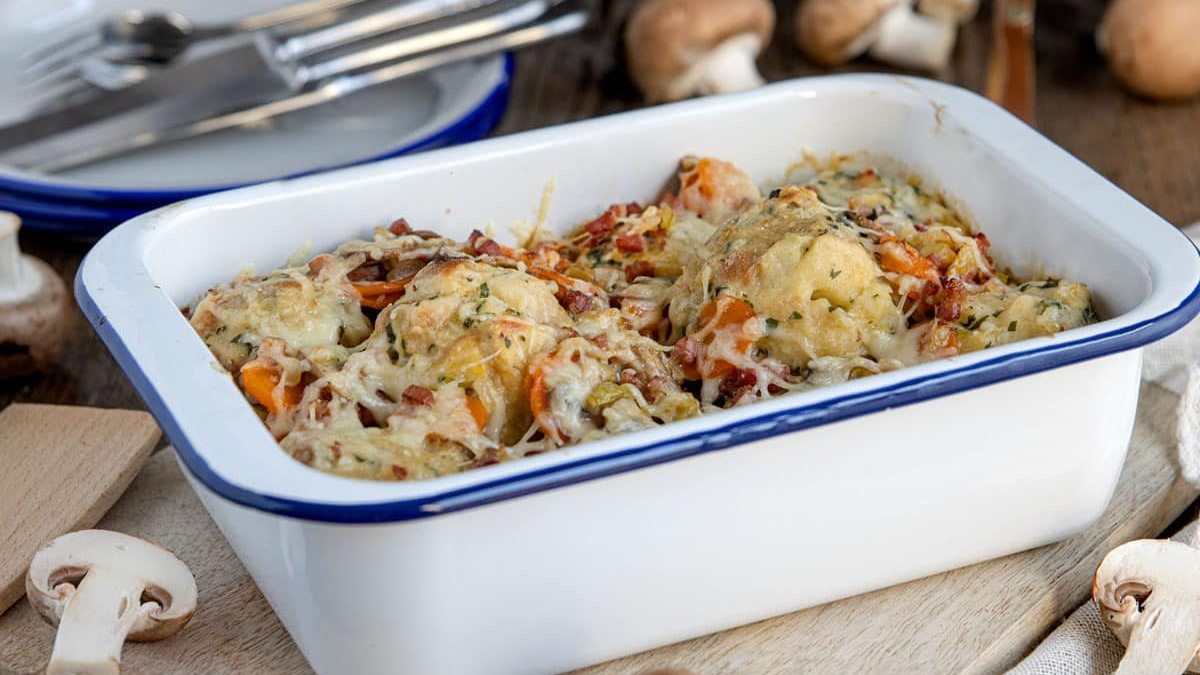 Knödelauflauf mit Champignons und Schinken | Rezept - eat.de