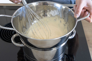Lebkuchenparfait aufschlagen