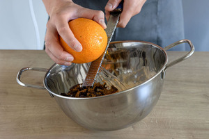 Orangenschale abreiben