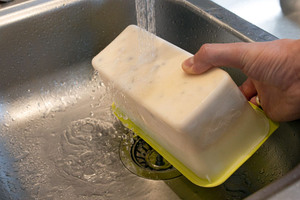 Lebkuchenparfait unter Wasser lösen