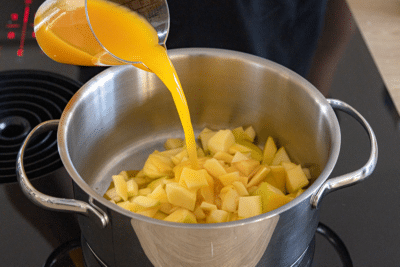 Mangosaft in den Topf gießen