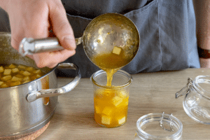 Mangomarmelade abfüllen