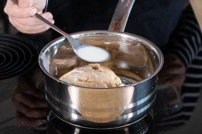 Marzipan mit Milch glatt rühren