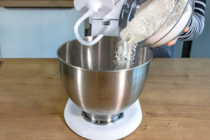 Mehl in Rührschüssel geben