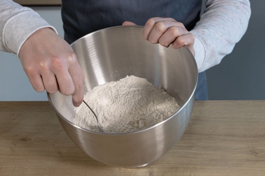 Mehl mit Salz vermengen