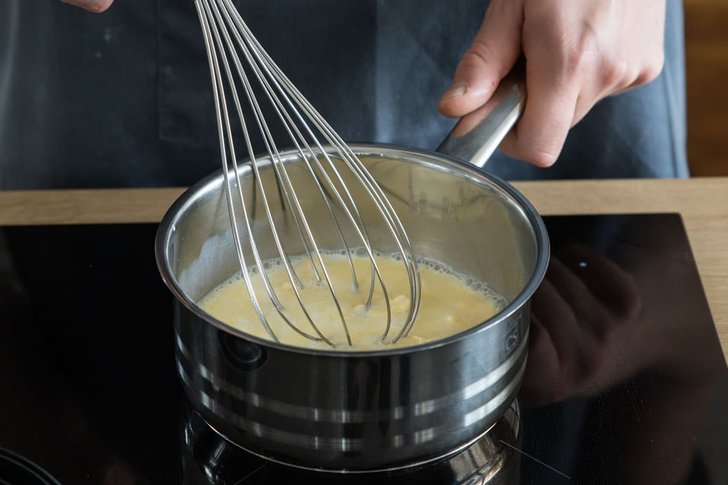 Butter in Milch auflösen