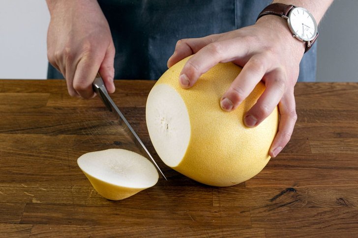 Deckel von der Pomelo abschneiden