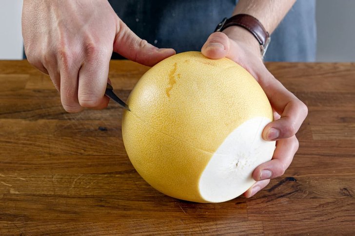 Pomeloschale einritzen