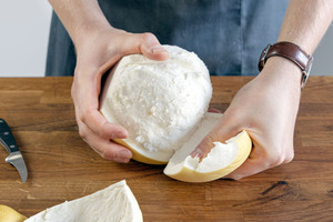 Pomelo schälen