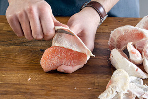 Pomelo schälen