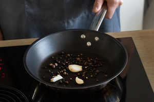 Knoblauch anrösten