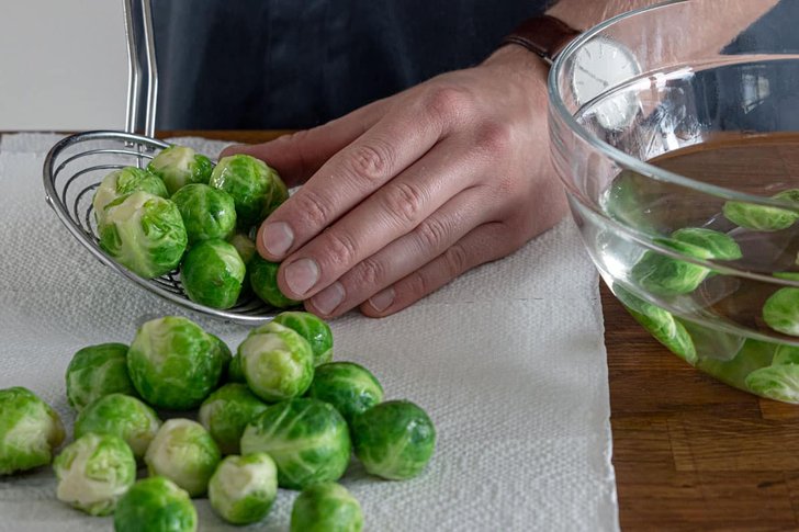 Rosenkohl auf Küchenpapier abtropfen