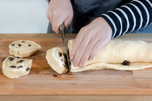 Rosinenschnecken schneiden