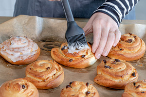 Zuckerguss aufpinseln