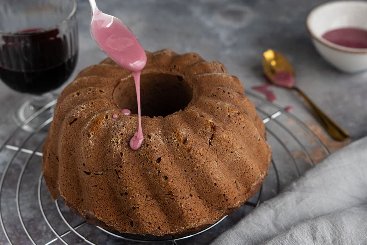 Saftiger Rotweinkuchen mit Schokolade im Gugelhupf | Rezept - eat.de
