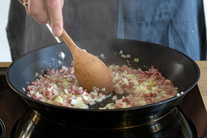 Zwiebel und Schinken in der Pfanne