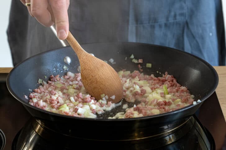 Zwiebel und Schinken in der Pfanne