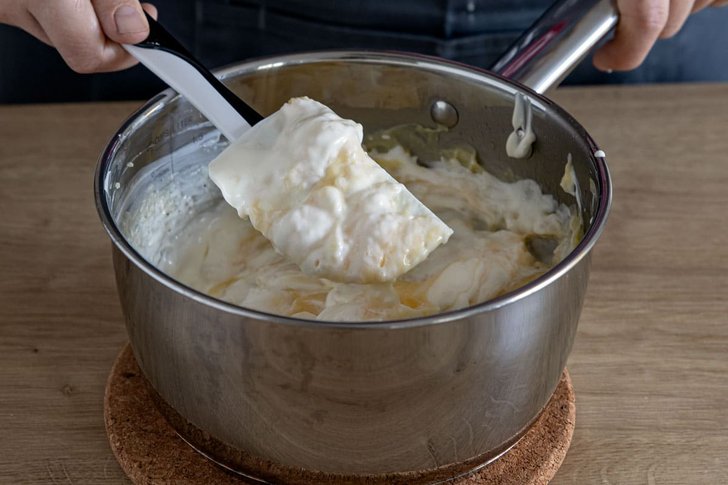 Schmand unter den Pudding heben