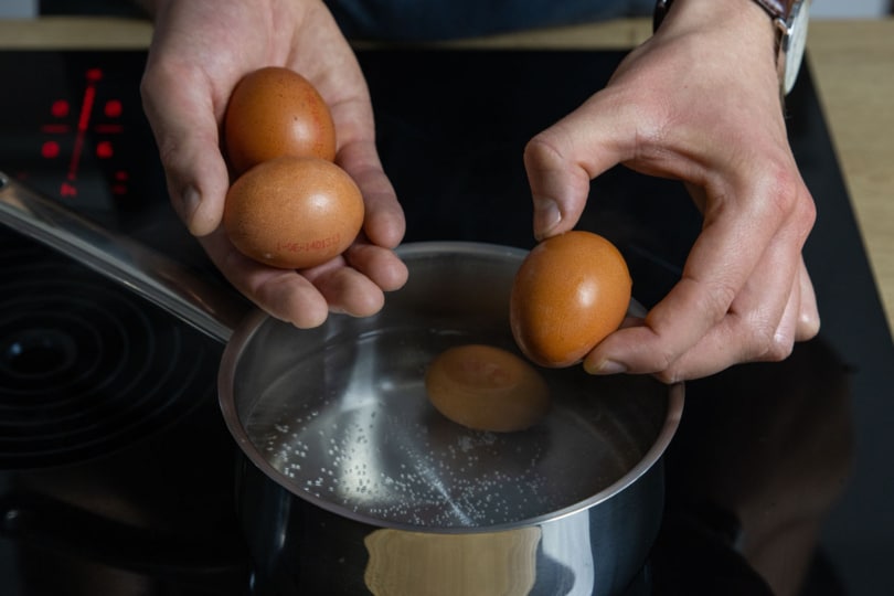 Eier in Topf kochen