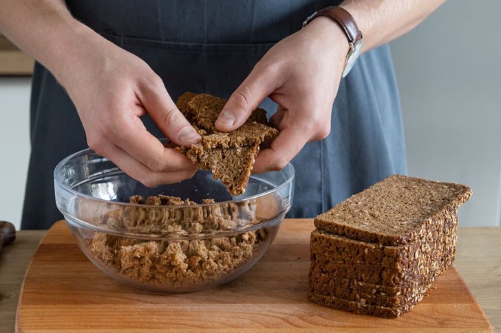 Brot zerbröseln