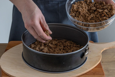 Brot in die Springform geben