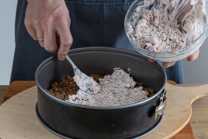 Schinkencreme auf der Brotschicht verteilen