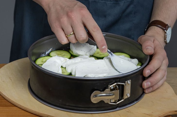 Quark auf den Gurken verstreichen