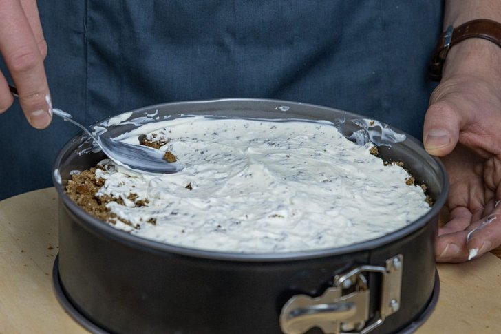 Crème fraîche auf der Brotschicht verstreichen