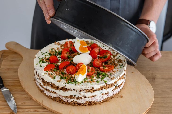 Springformrand von der Schwarzbrottorte mit Frischkäse lösen