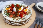 Herzhafte Schwarzbrottorte mit Frischkäse