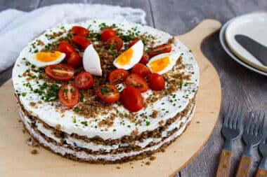 Herzhafte Schwarzbrottorte mit Frischkäse