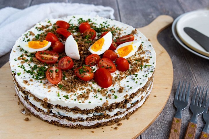 Herzhafte Schwarzbrottorte mit Frischkäse