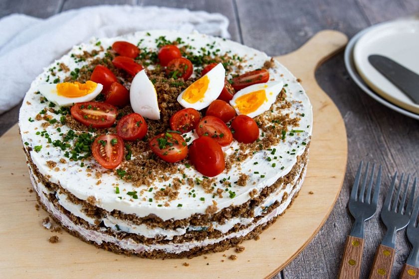 Herzhafte Schwarzbrottorte mit Frischkäse