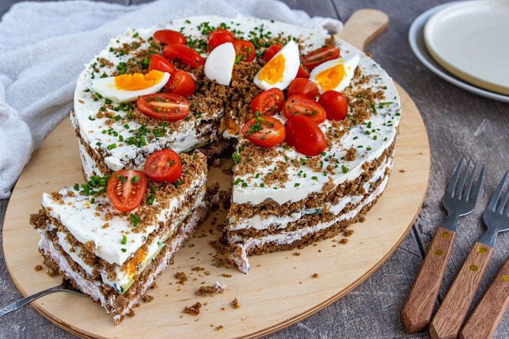 Herzhafte Schwarzbrottorte mit Frischkäse