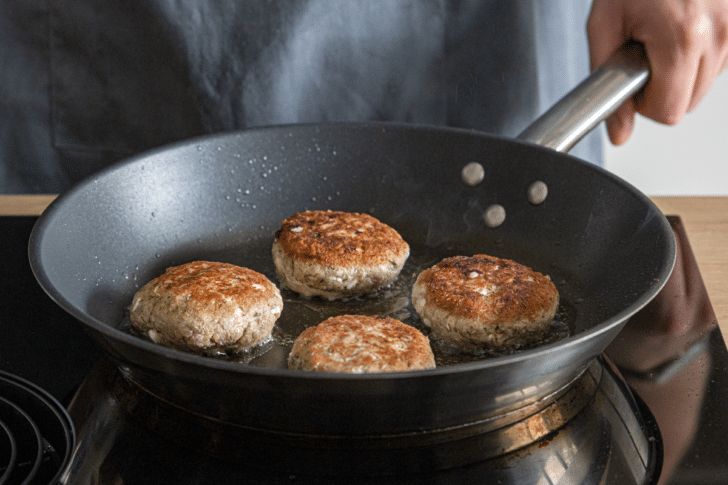 Thunfischfrikadellen braten
