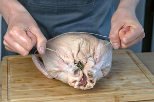 Ente mit Garn schnüren