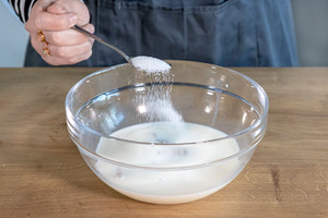 Zucker zur Milch geben