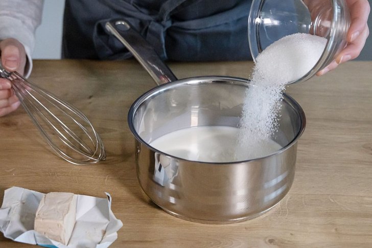 Zucker mit Milch vermengen