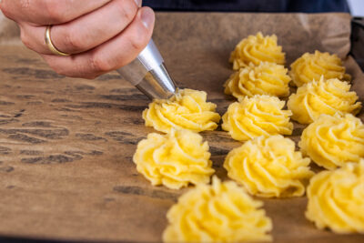 Herzoginkartoffeln aufs Blech spritzen