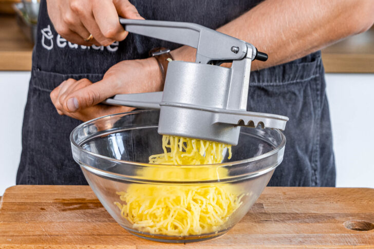 Kartoffeln durch die Presse geben