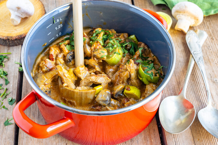 Jägertopf mit Schweinefilet und Champignons serviert