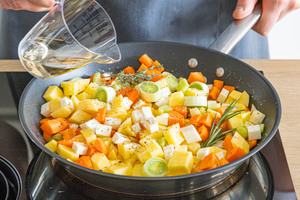 Gemüse mit Weißwein ablöschen