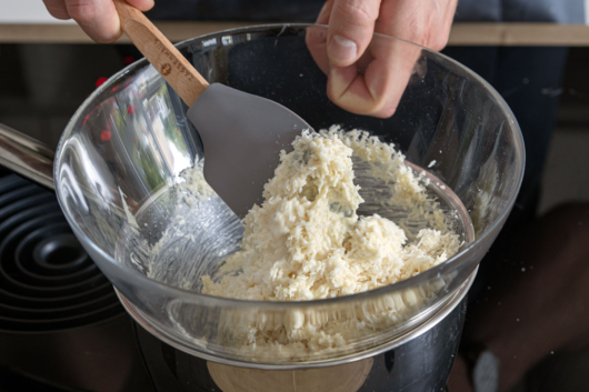 weiße Schokolade mit Kokosraspeln schmelzen