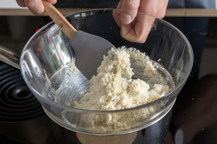 weiße Schokolade mit Kokosraspeln schmelzen