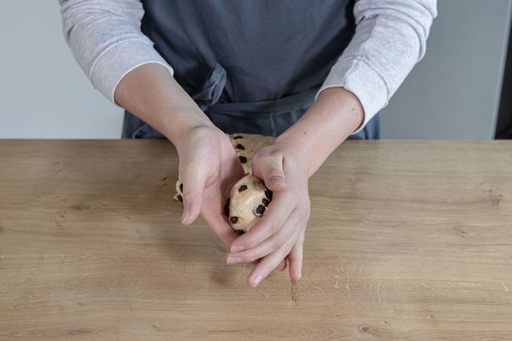 Rosinenbrötchen formen