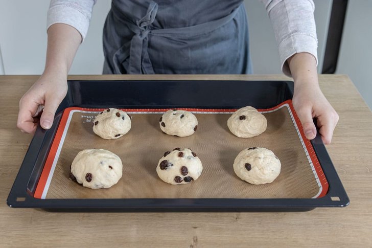 Rosinenbrötchen mit frischer Hefe
