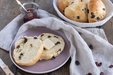 Rosinenbrötchen mit frischer Hefe