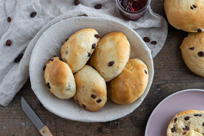 Rosinenbrötchen mit frischer Hefe